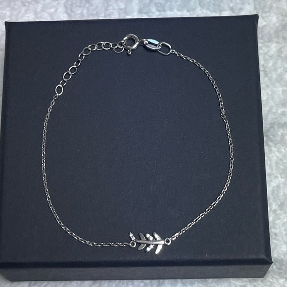 Sterling silver bracelet with leaf.
Stamped - Picture 1 of 5